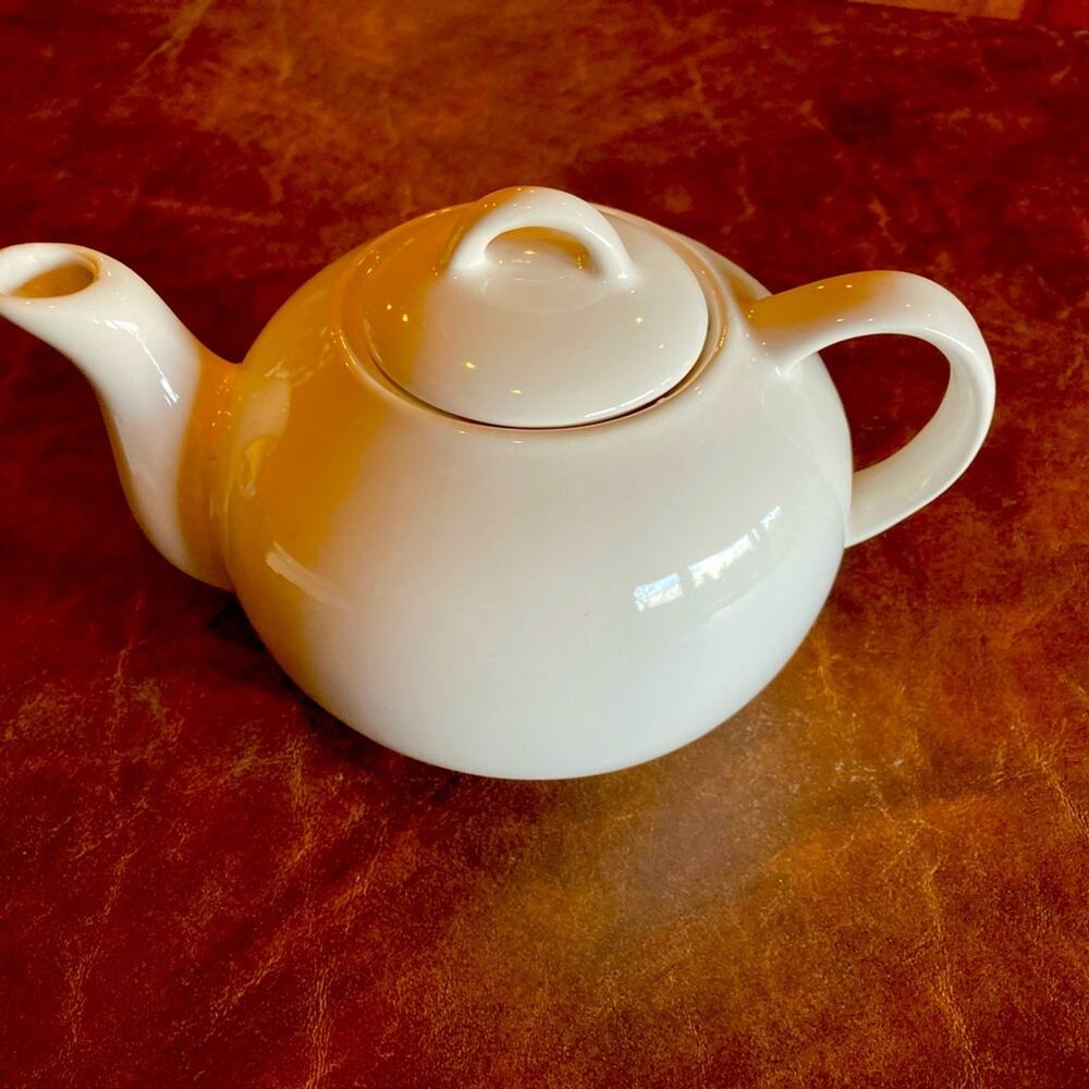 White ceramic tea pot with lid